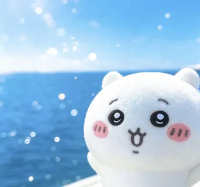 キラキラ光る海と青空を背景にした可愛いちいかわSNSアイコン