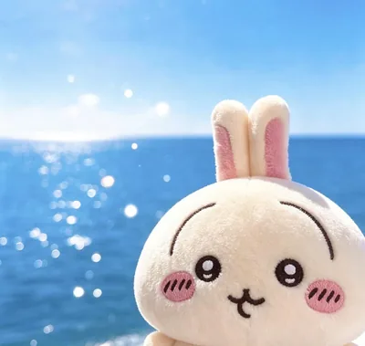 キラキラ輝く青い海を背景にしたかわいいちいかわうさぎぬいぐるみアイコン