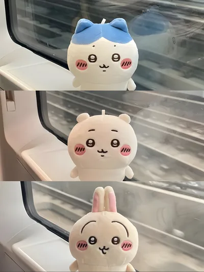 기차 창가에 나란히 앉아 여행을 떠나는 치이카와, 하치와레, 우사기 스마트폰 배경화면