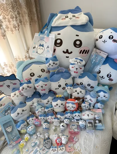 귀여운 하치와레 인형과 굿즈가 가득 쌓여 있는 힐링 스마트폰 배경화면