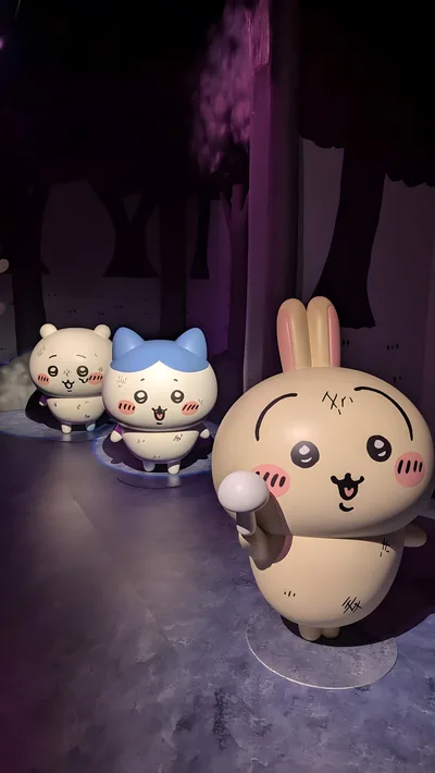어두운 숲속에서 용감하게 모험하는 우사기, 하치와레, 치이카와 스마트폰 배경화면